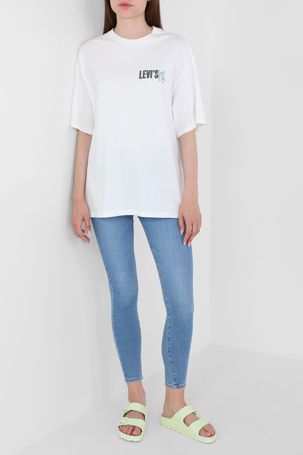 חולצת טי עם הדפס גרפיטי